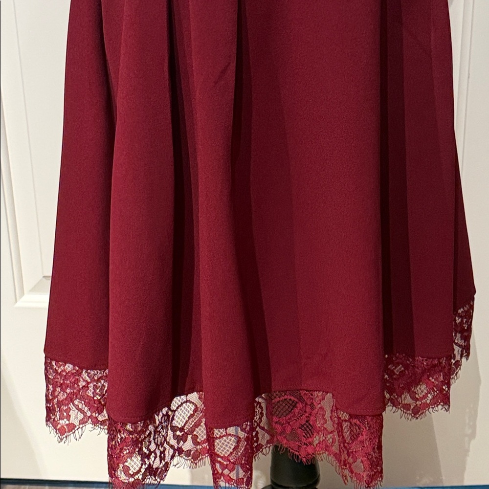 Chic Burgundy Midi Dress with Lace Detail - Picture 6 of 7